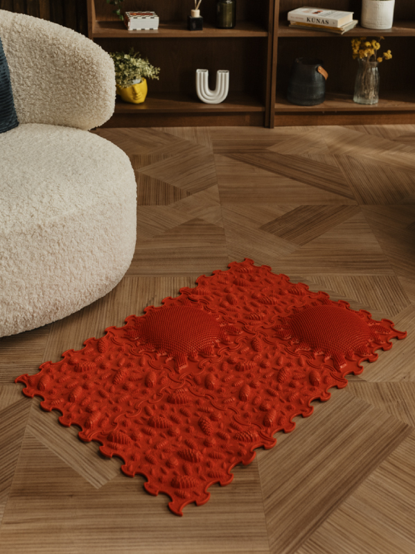 Starter_set_Red_2 Uogų raudona sensorinis kilimėlis-dėlionė ant grindų